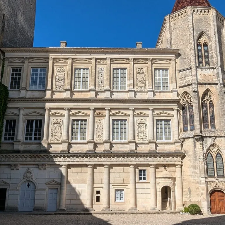 Facade duché Uzès de nos jours